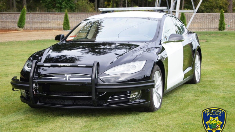 La Tesla della polizia si scarica e l'inseguimento fallisce