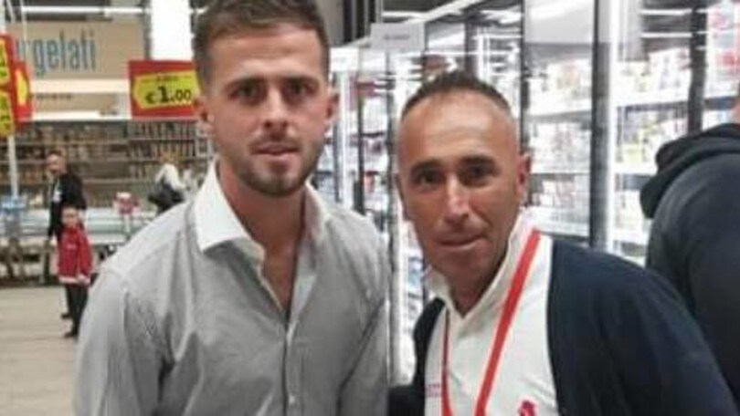 Enzo Prago con Miralem Pjanic. Sul web è subito ironia