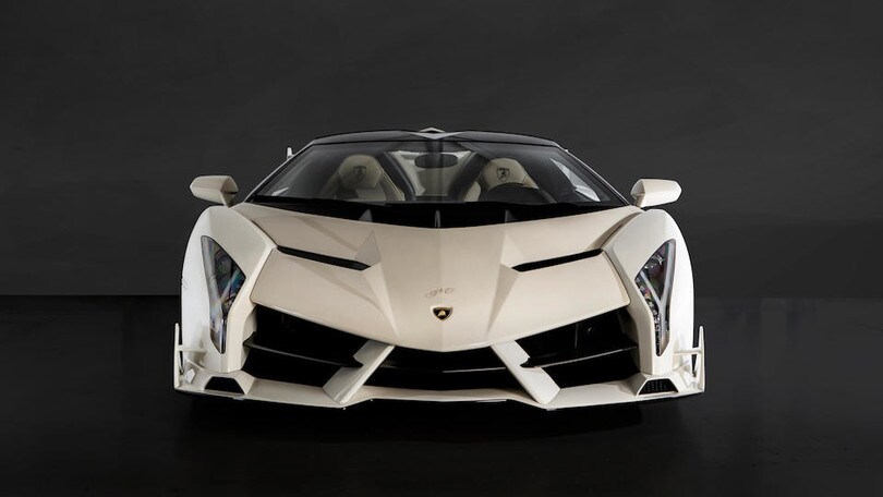 Lamborghini Veneno Roadster, asta da record: gli scatti