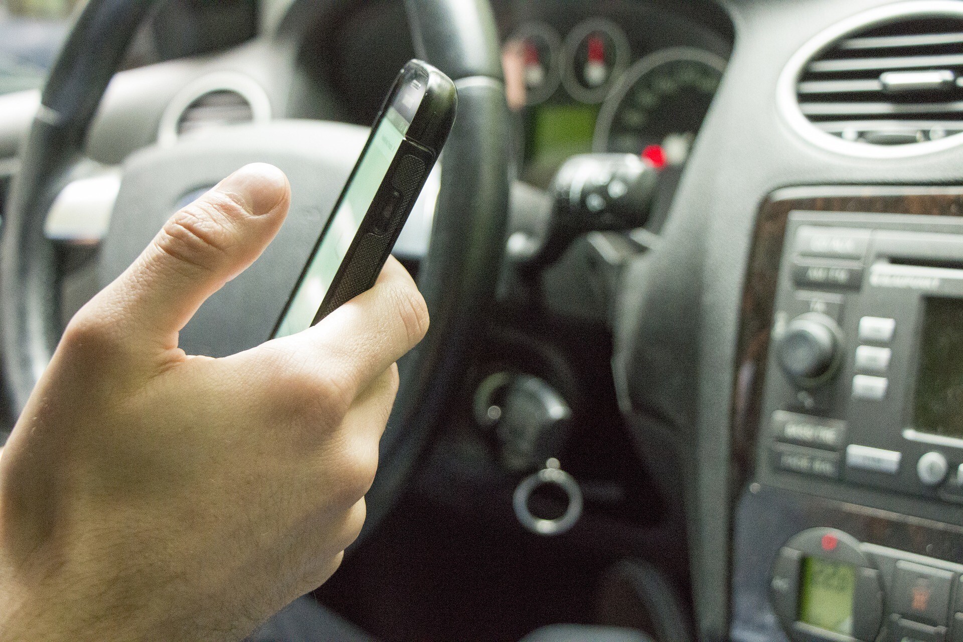 Al volante col telefonino: vigile beccato l’ultimo giorno di lavoro