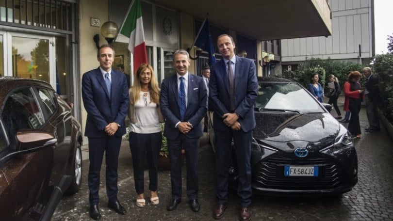 Toyota, consegnate al Ministero dell'Ambiente due auto ibride in comodato