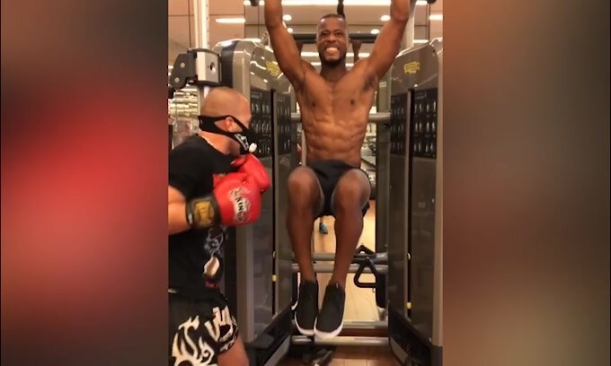Evra, pugni e calci ma il fisico regge!