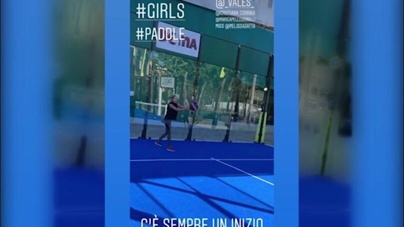 Melissa Satta si destreggia nel paddle