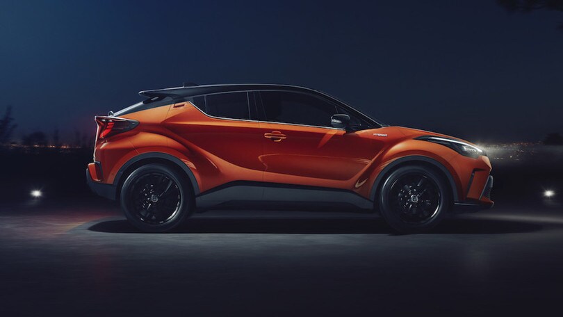 Toyota CH-R, spottato il tuning cromato