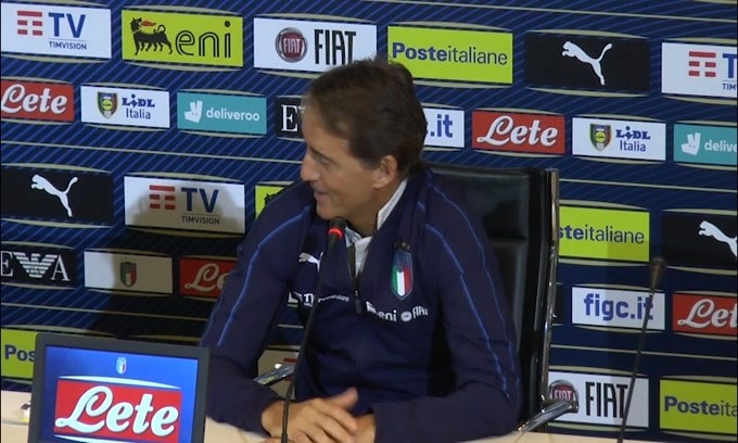 Mancini boccia la maglia verde: "Io preferisco l'azzurro"