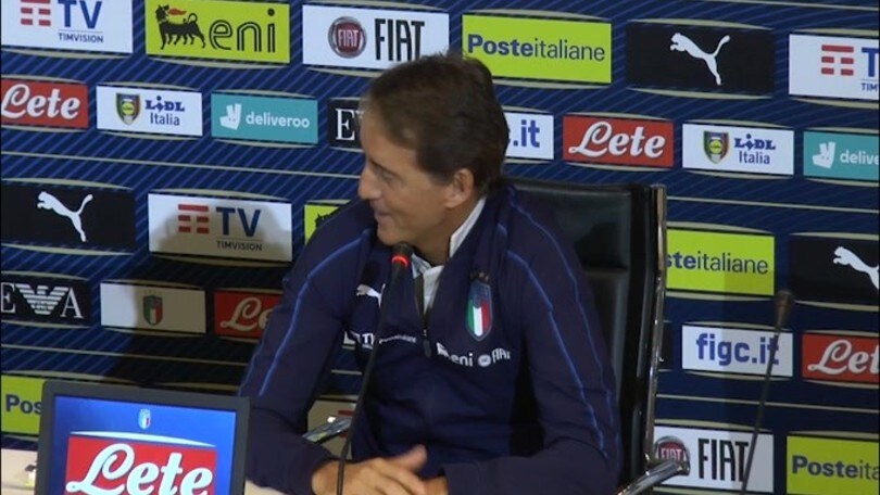 Mancini boccia la maglia verde: "Io preferisco l'azzurro"