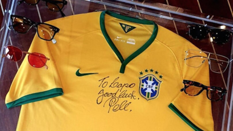 Lapo Elkann riceve la maglia autografata da Pelé