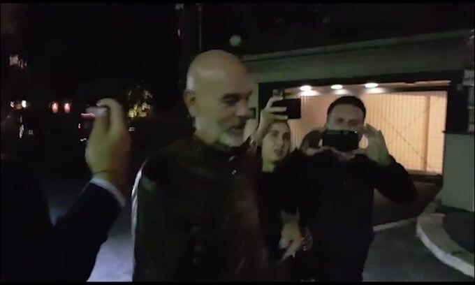 Stefano Pioli passeggia nella notte a Milano