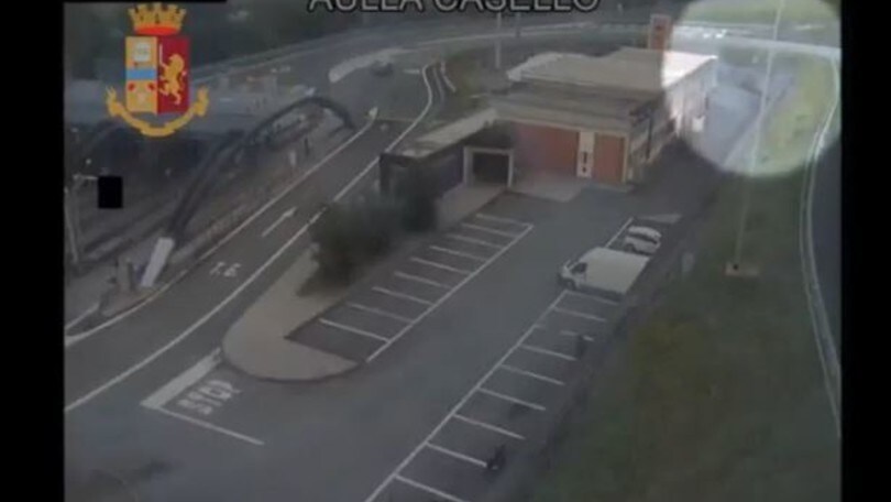 Sbaglia senso di marcia e fa inversione a U sulla A15: il video