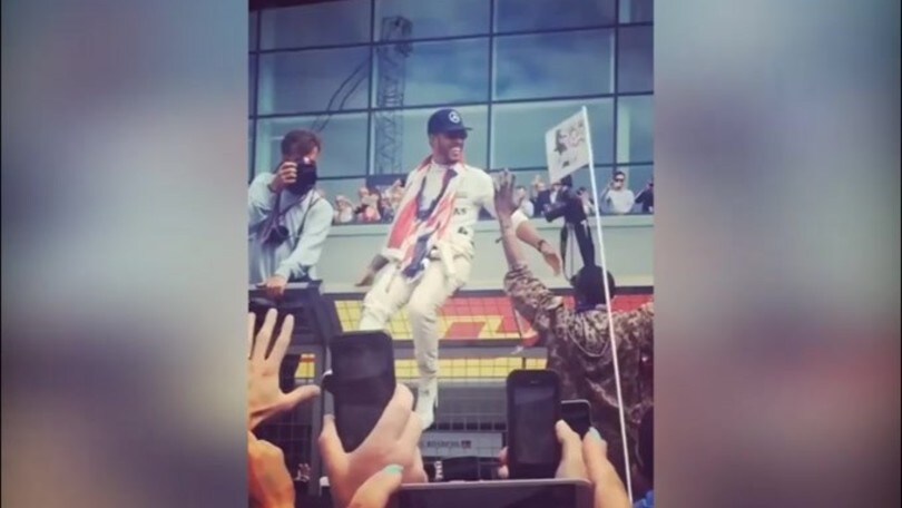 F1, per Hamilton c&#x27;è un gap tra Mercedes e Ferrari