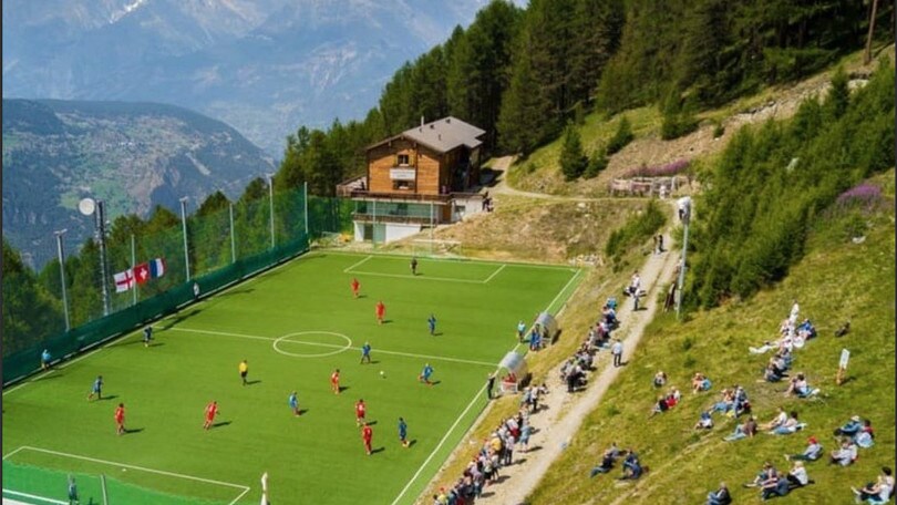 Il campo più alto d'Europa? In Svizzera a quota 2000: quanti palloni persi...