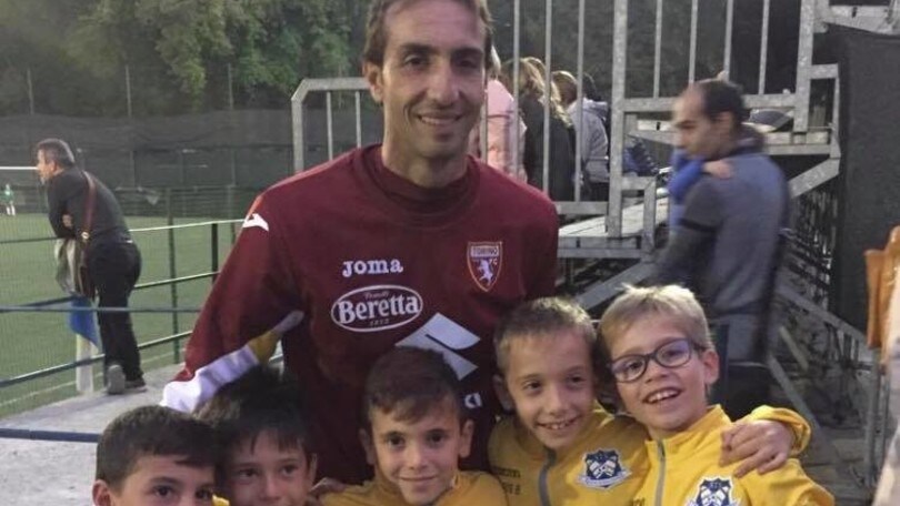 Emiliano Moretti con i Pulcini 2010 dello Spazio Talent Soccer