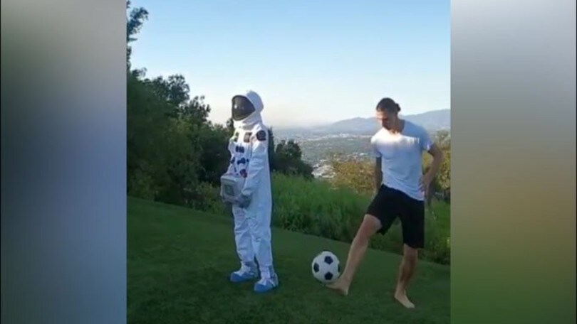 L'ultima sfida di Ibra: "Porto il mio pallone sulla luna"