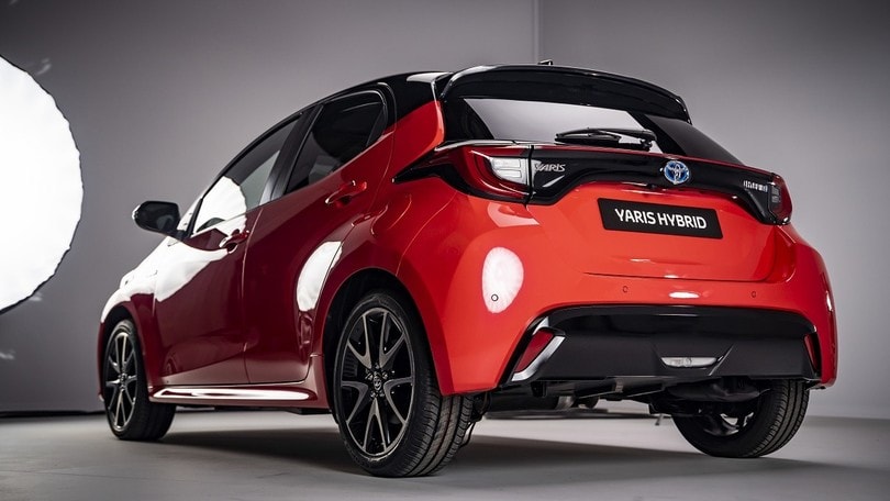 Nuova Toyota Yaris Hybrid: gli scatti