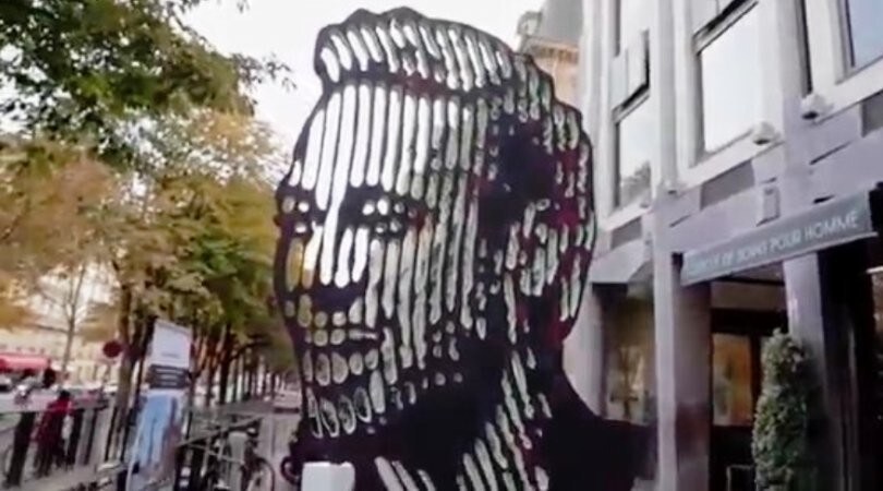 Una scultura per Neymar nel centro di Parigi per un mese