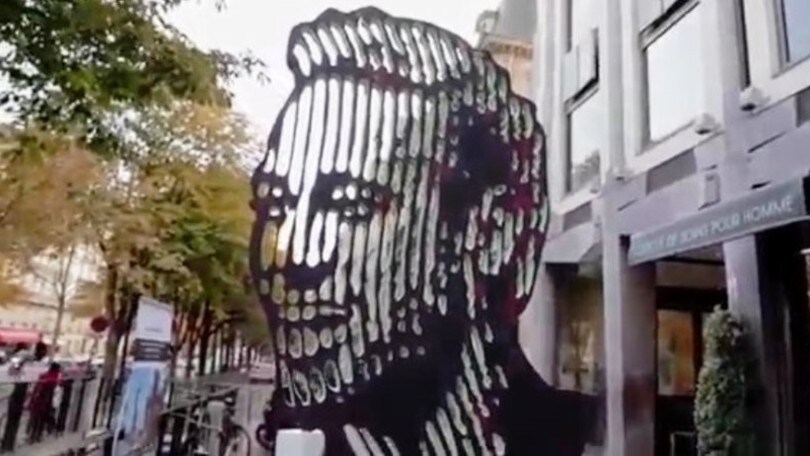 Una scultura per Neymar nel centro di Parigi per un mese