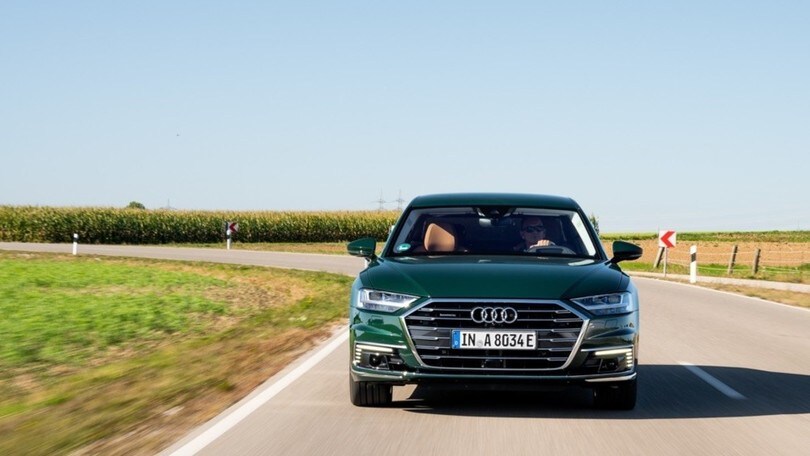 Audi A8 e quattro, le foto dell'ibrida plug