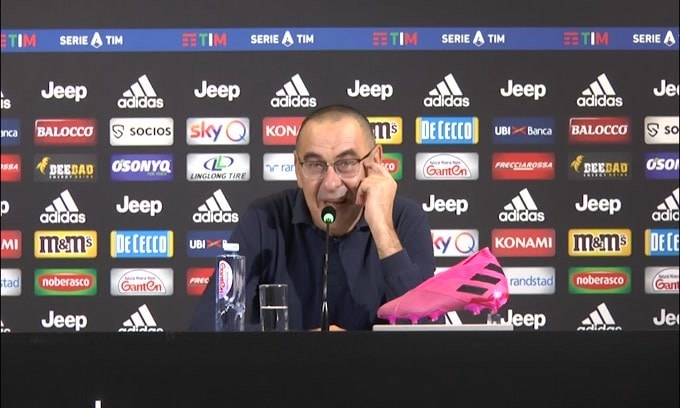 Sarri: "Vestirsi sempre uguale? Basta che la roba sia lavata"