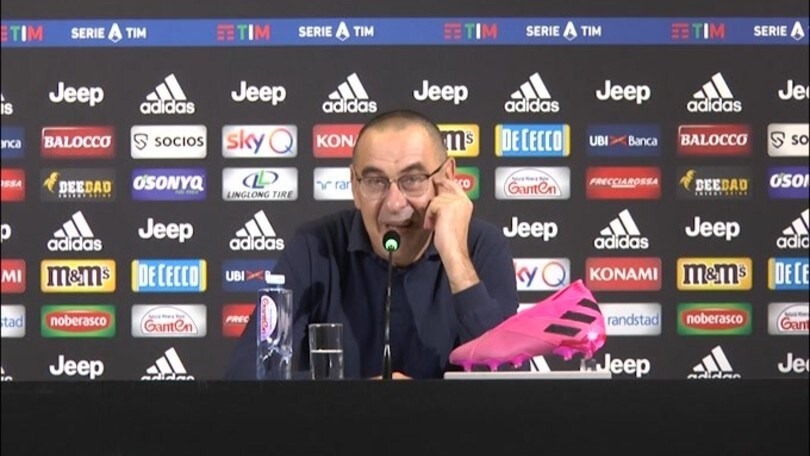 Sarri: "Vestirsi sempre uguale? Basta che la roba sia lavata"