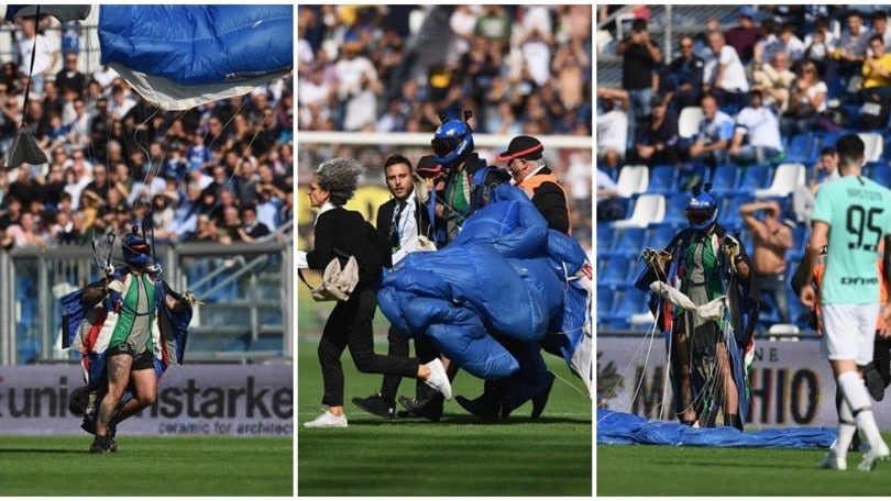 Sassuolo-Inter, un paracadutista atterra in campo sul rigore di Lukaku