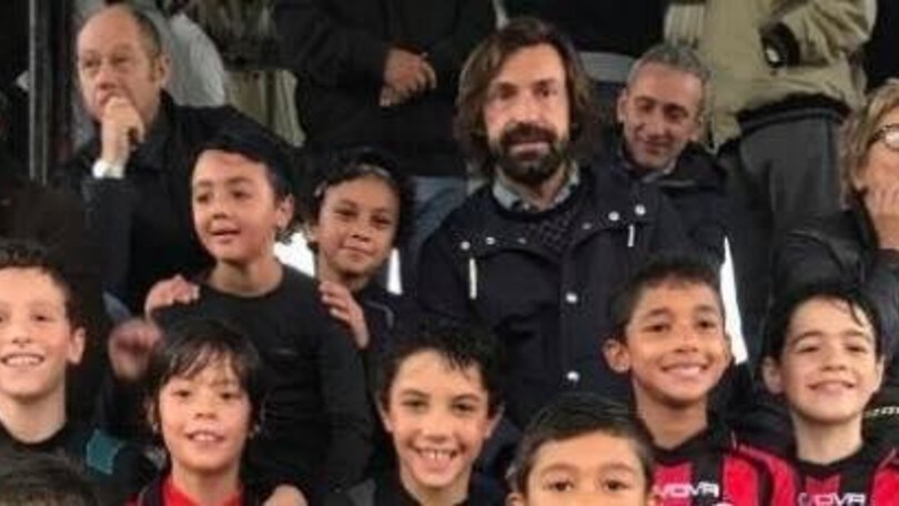 Andrea Pirlo con i Pulcini 2009 della Cbs