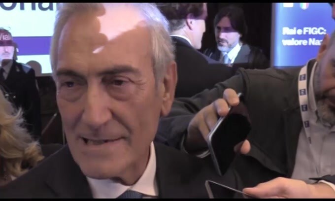 Gravina: "Pannelli contro i razzisti"