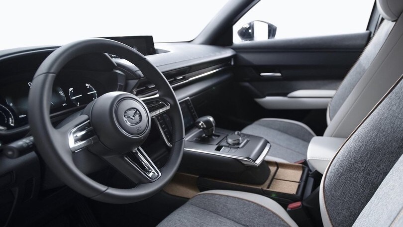 Mazda MX-30: gli scatti