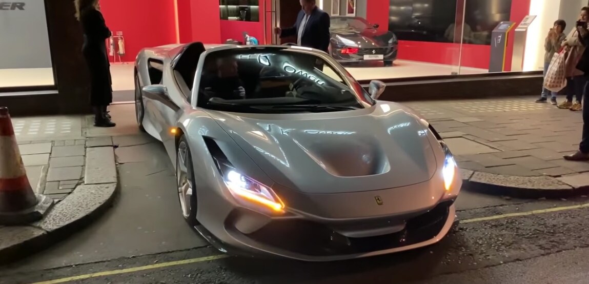 Ferrari F8 Spider illumina le strade di Londra: il video