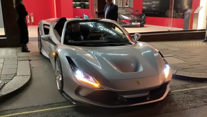 Ferrari F8 Spider illumina le strade di Londra: il video