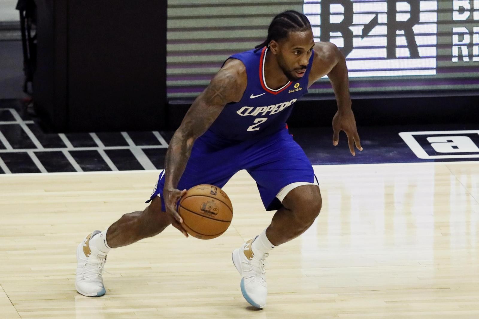 Nba, Leonard guida i Clippers contro i Warriors: Ayton sospeso per 25 partite