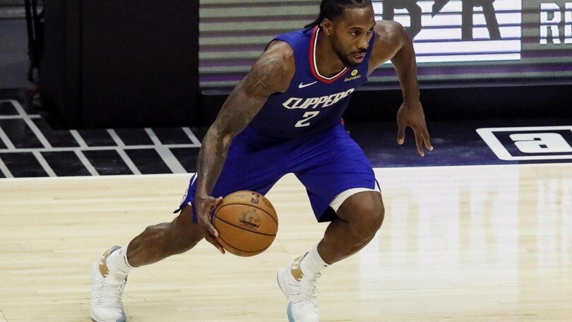 Nba, Leonard guida i Clippers contro i Warriors: Ayton sospeso per 25 partite