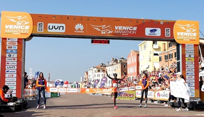 Lencho Tesfaye Anbesa e Judith Korir dominano la 34^ Huawei Venicemarathon