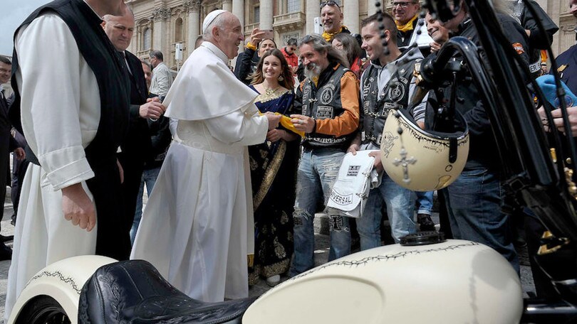 Venduta all'asta l'Harley-Davidson del Papa: le immagini