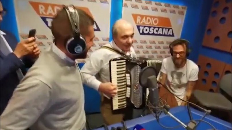 Commisso suona l'inno della Fiorentina con la fisarmonica