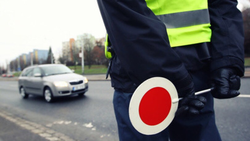 Lampeggia per avvertire di un posto di blocco e viene multato