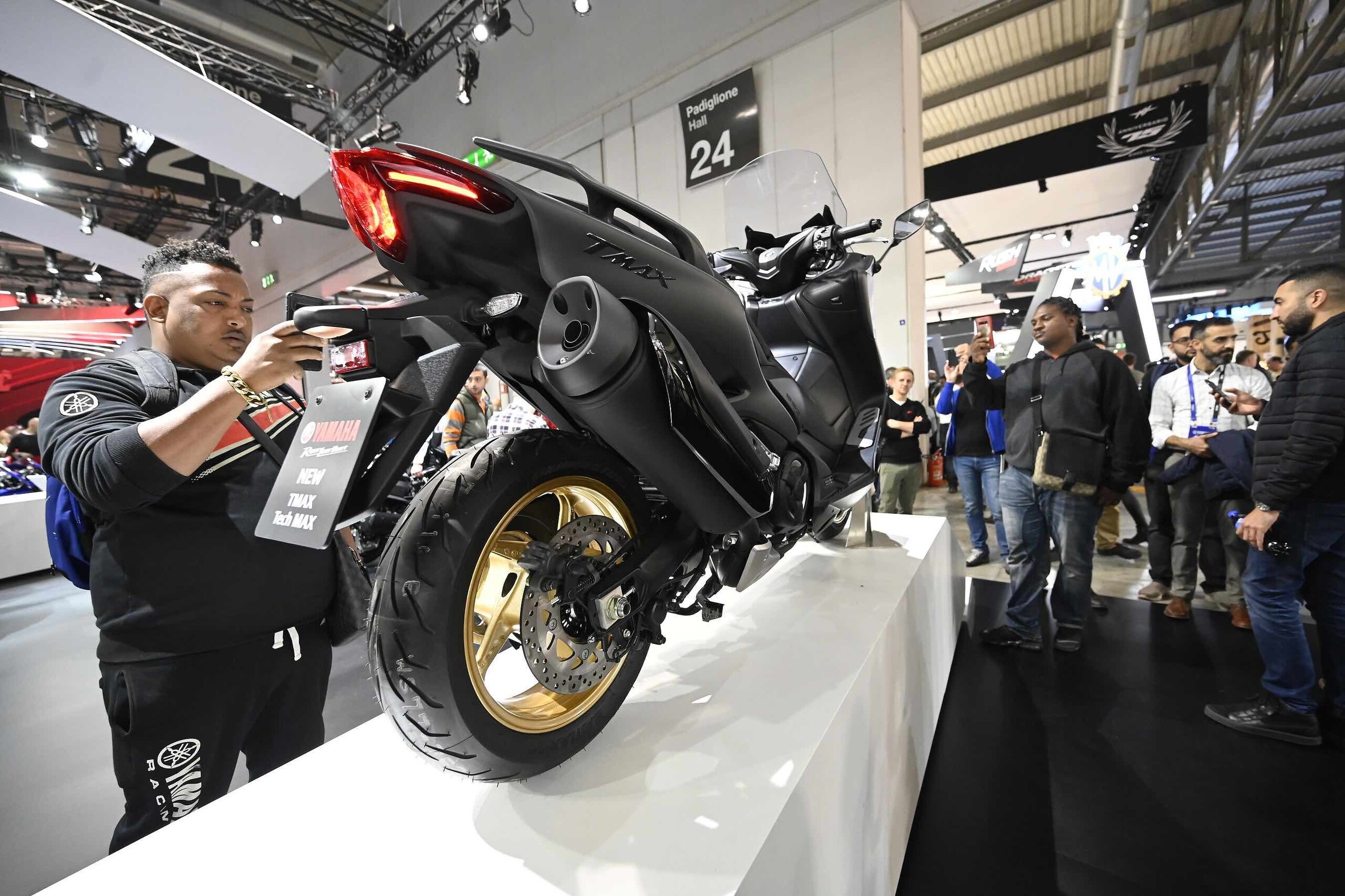 Yamaha TMAX debutta a EICMA 2019: gli scatti