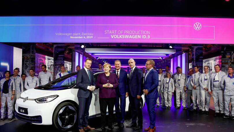 Volkswagen, Angela Merkel inaugura a Zwickau produzione della ID.3