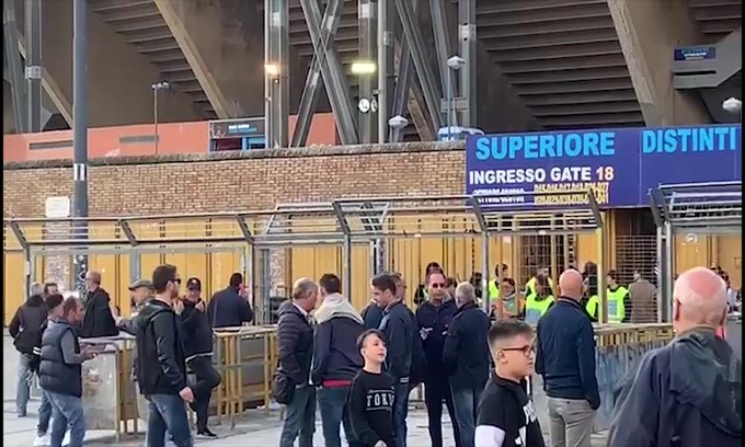Napoli, pesante contestazione dei tifosi ai giocatori