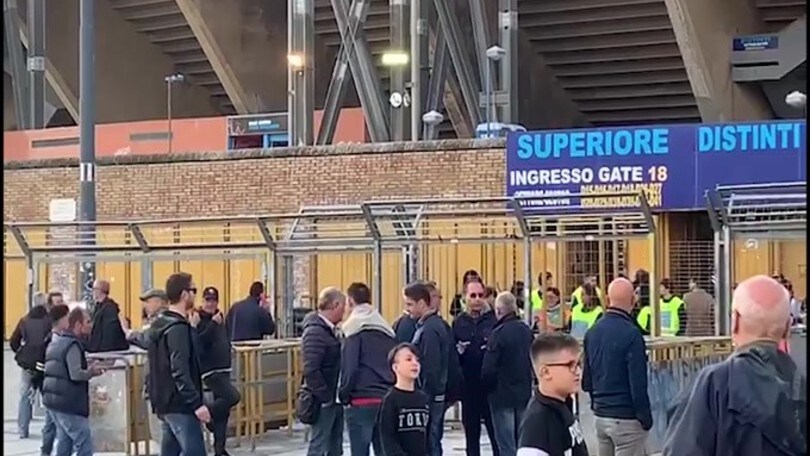 Napoli, pesante contestazione dei tifosi ai giocatori
