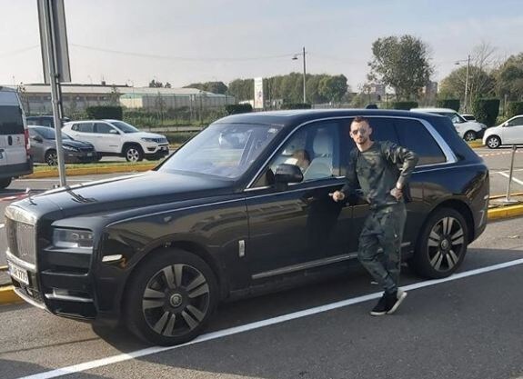 Brozovic, il selfie con la Rolls Royce Cullinan scatena l'ironia dei compagni di squadra