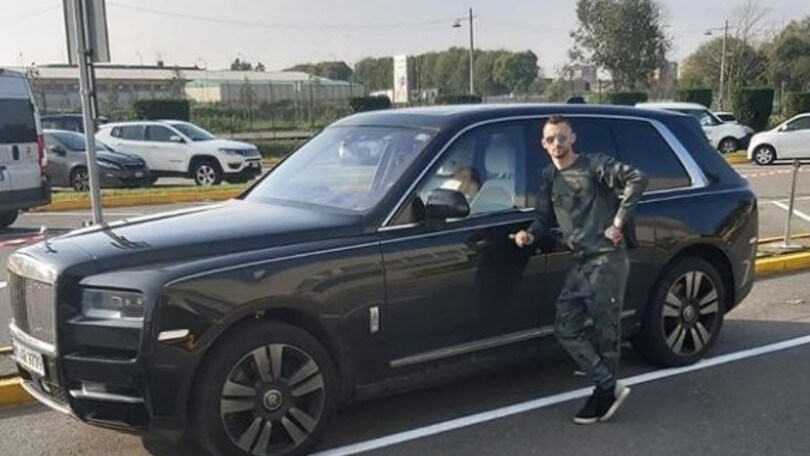 Brozovic, il selfie con la Rolls Royce Cullinan scatena l'ironia dei compagni di squadra
