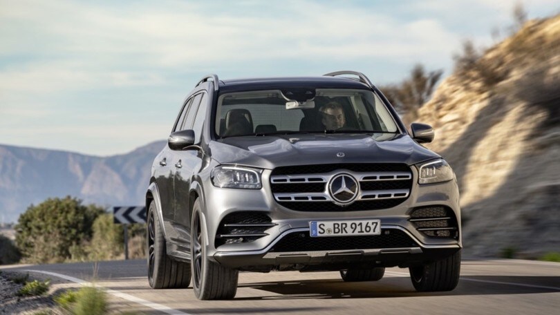 Nuova Mercedes GLS: gli scatti