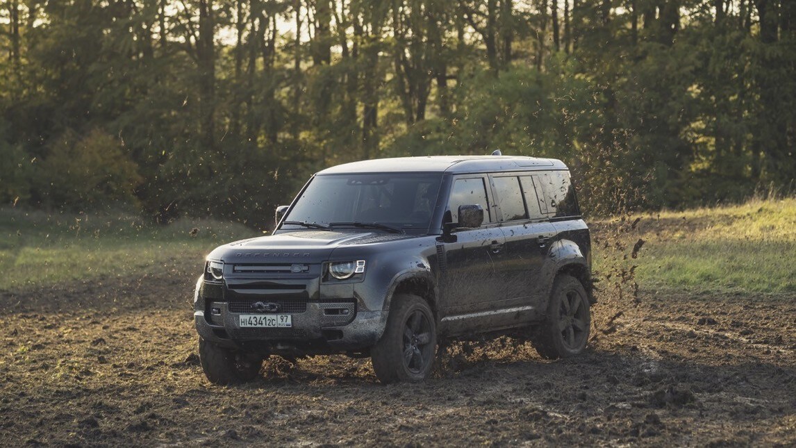 Land Rover Defender: James Bond in 'No Time to Die', gli scatti
