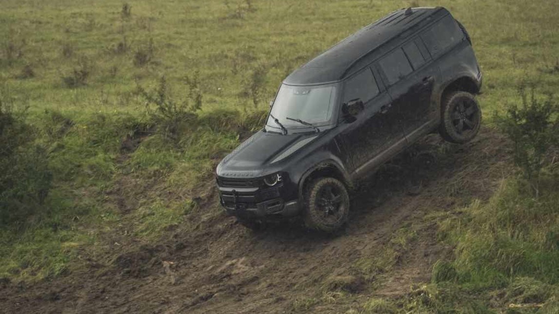 Land Rover Defender è l'auto protagonista nel nuovo 007