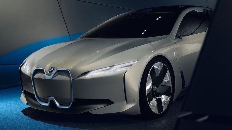 BMW i4, ecco la berlina elettrica