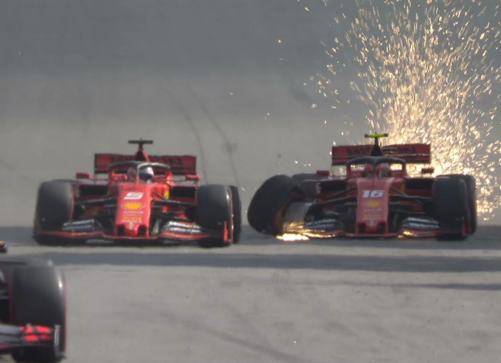Disastro Ferrari: incidente tra Leclerc e Vettel, entrambi fuori