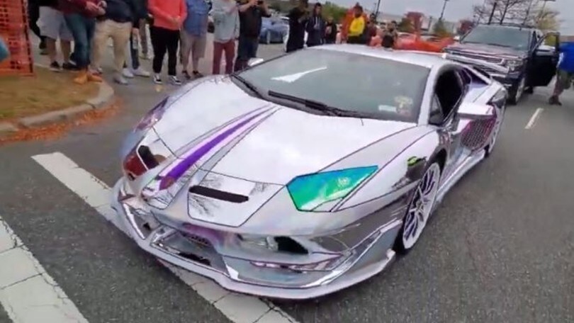 Lamborghini Aventador SVJ dalla cromatura multicolore avvistata a New York