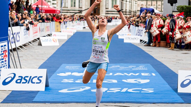 Elisa Stefani e la debuttante inglese Piasecki danno spettacolo all'Asics Firenze Marathon