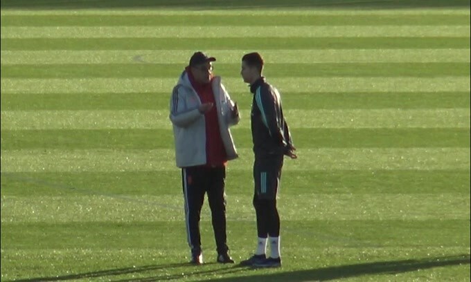 Sarri parla con Ronaldo prima dell'allenamento