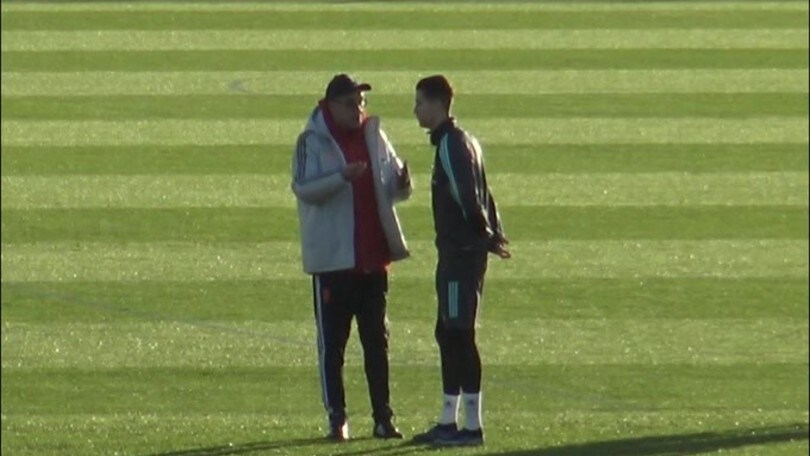 Sarri parla con Ronaldo prima dell'allenamento